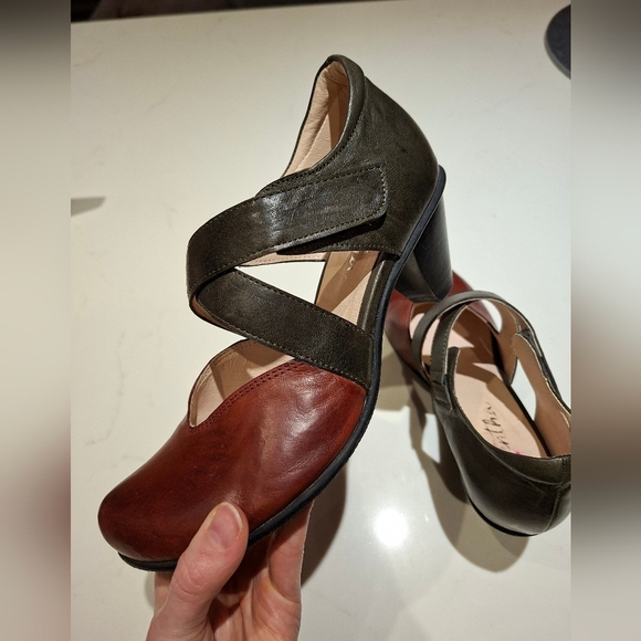 Mentha Women's Elegant Two-Tone Leather Mary Jane Heels (Size EU 38/US 7.5-8) - Picture 4 of 11